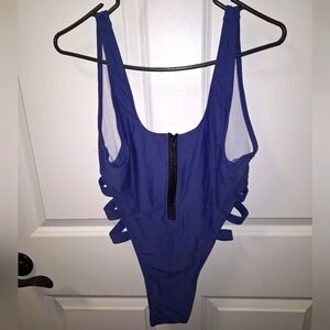 An unbranded one-piece swimsuit in a size large. Pre-loved in great condition